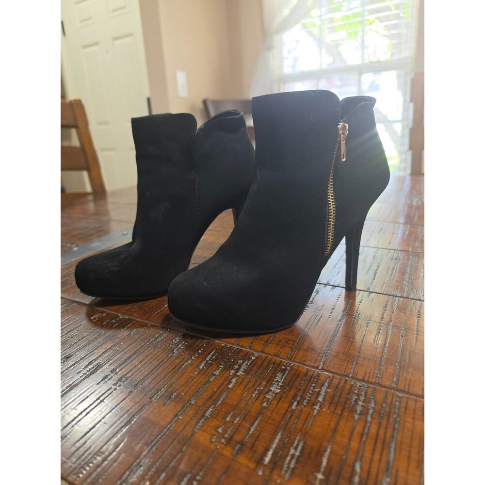Madeline Stuart Black Faux Suede Platform Ankle Booties Gold Zipper Size 8M